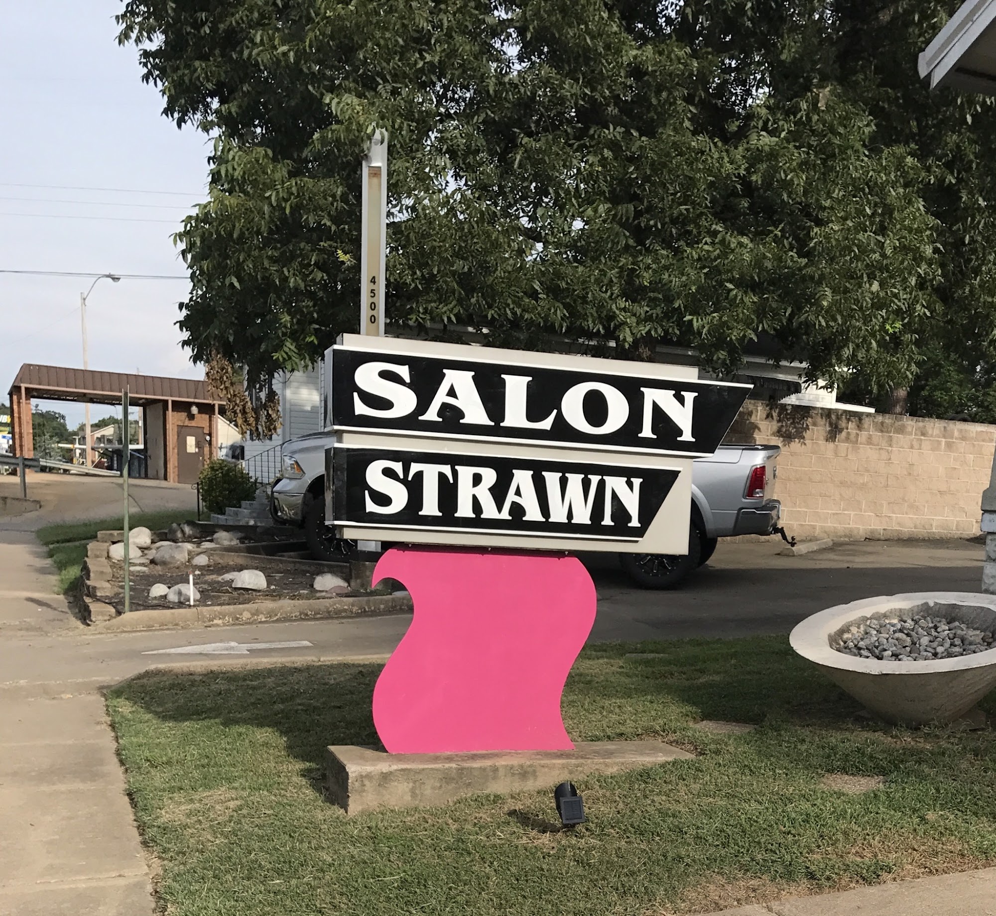 Salon Strawn