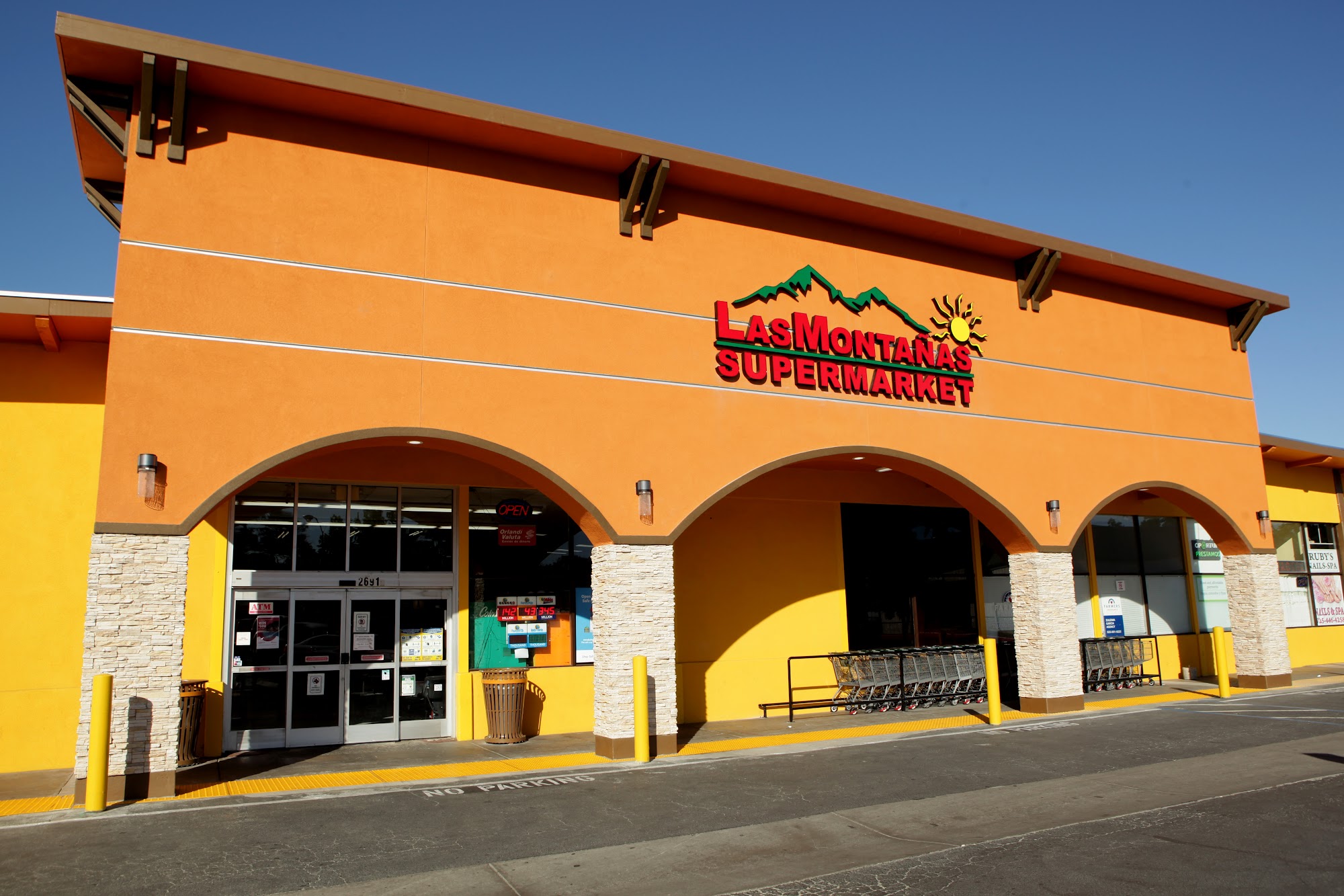 Las Montañas Supermarket