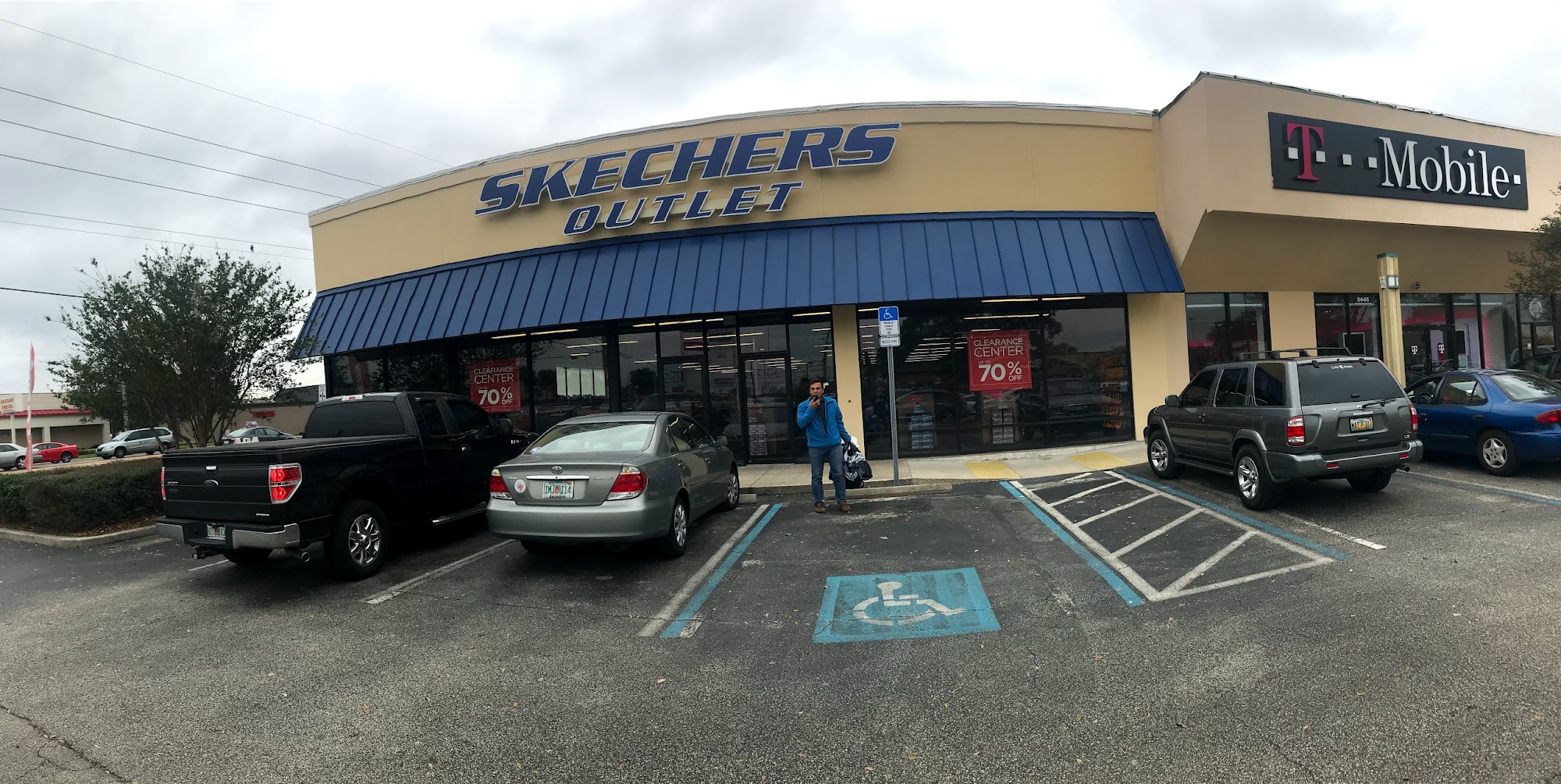 SKECHERS Warehouse Outlet