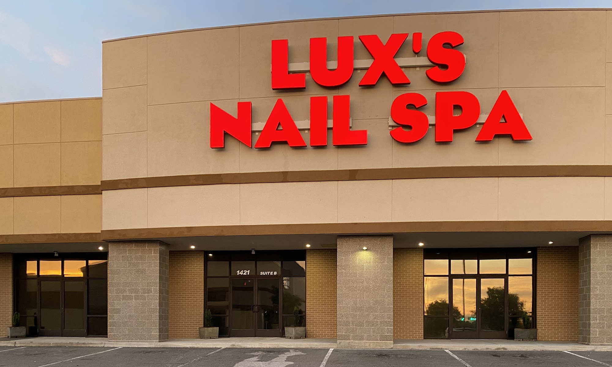 Lux's Nail spa