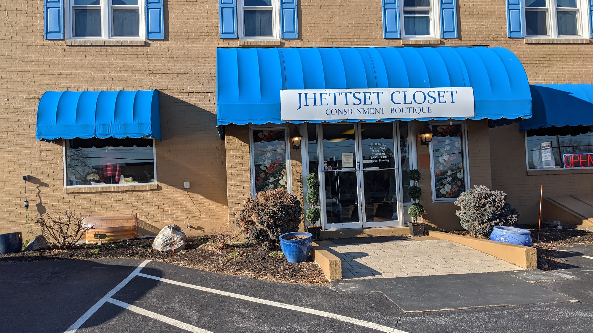 JhettSet Closet Consignment Boutique