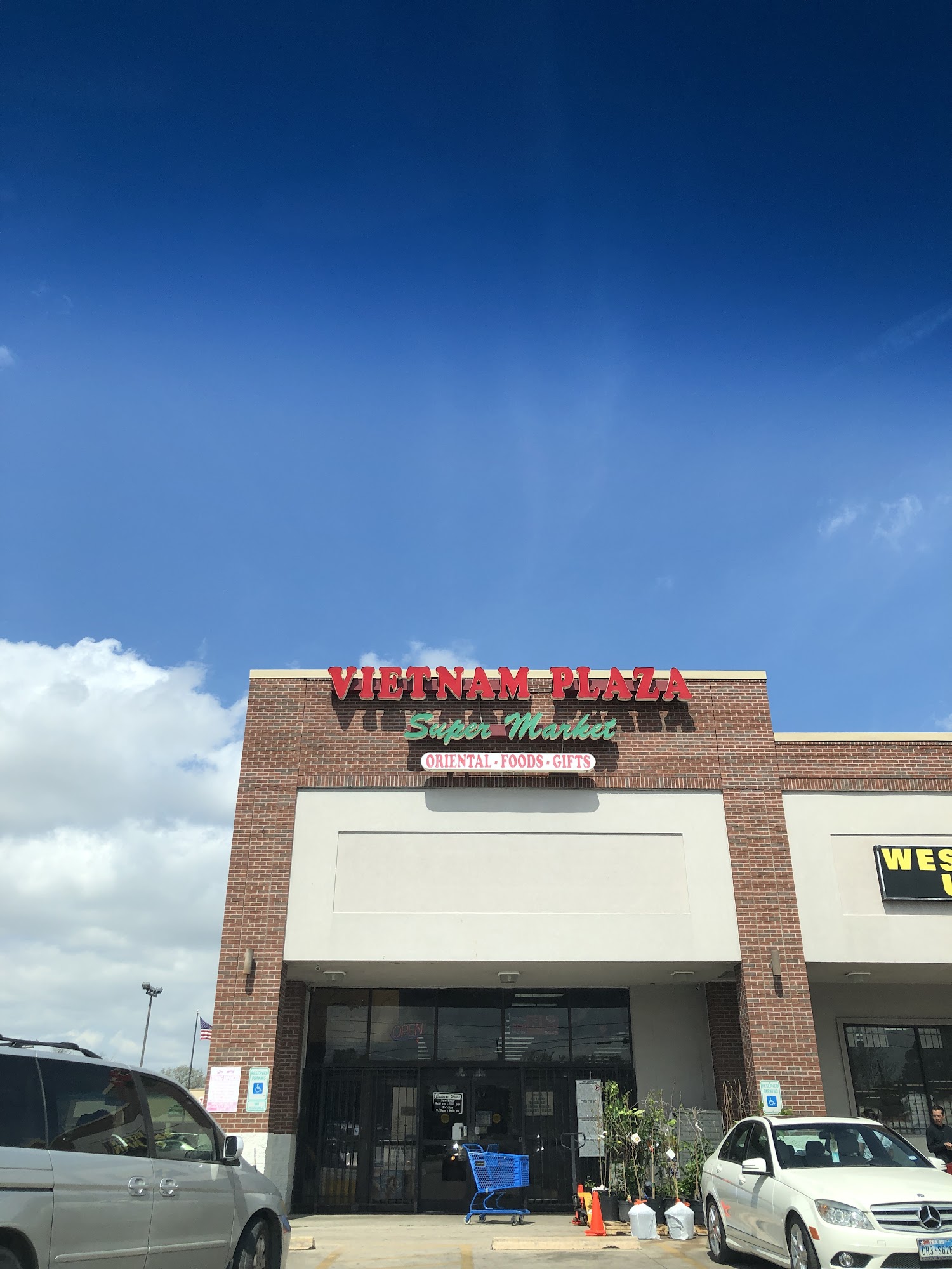 Vietnam Plaza Grocery Store