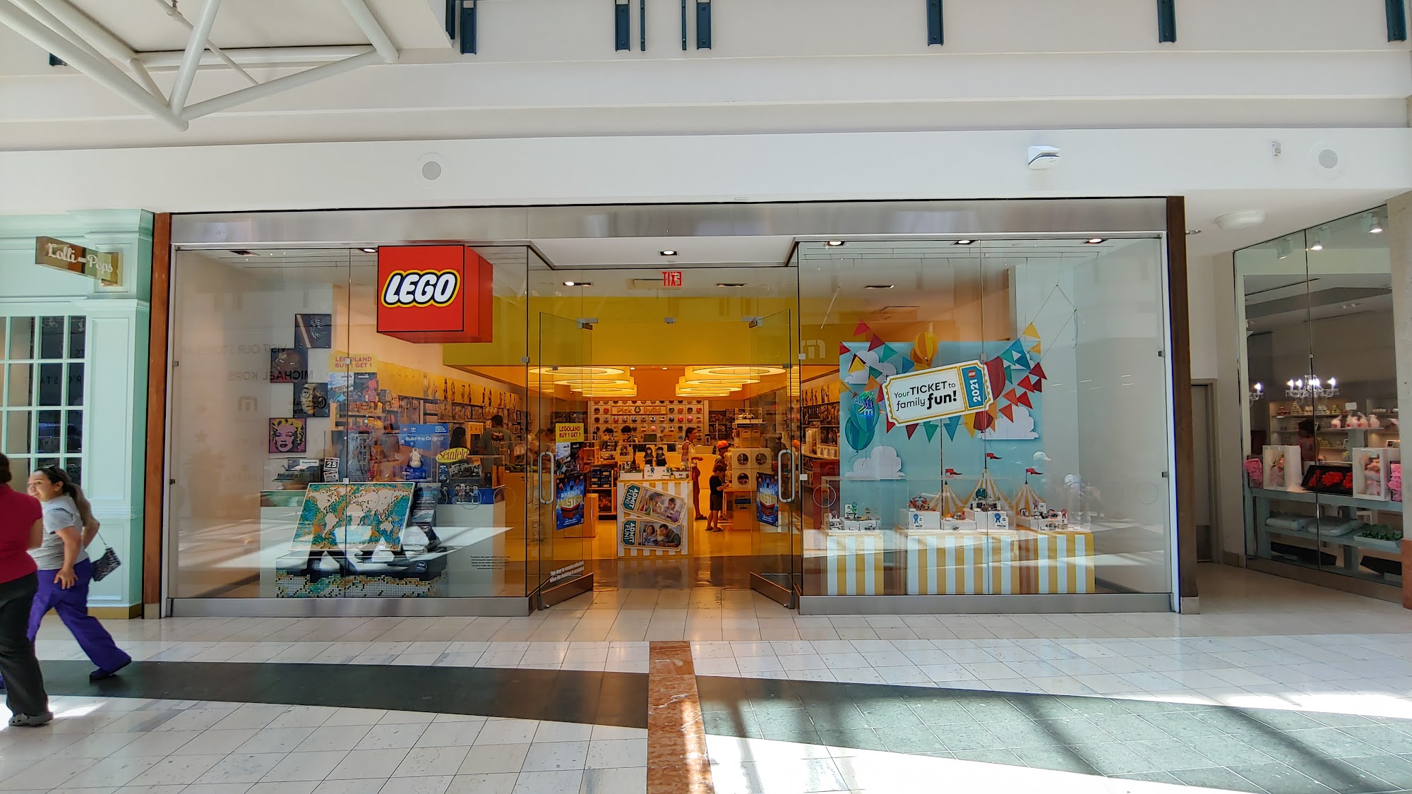 The LEGO® Store Woodlands